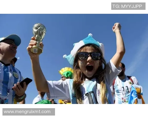 小球迷激动见到足球明星心愿成真瞬间感动全场的温馨时刻