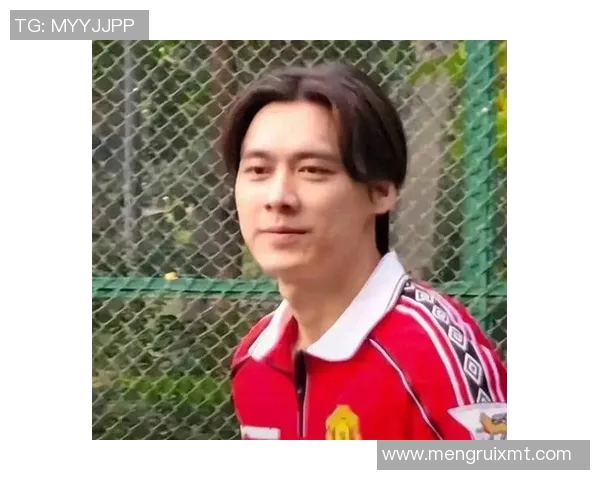 足球明星李易峰最新时尚照片展现运动魅力与个人风格的完美结合